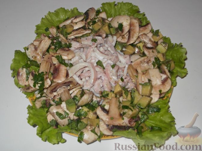 Фото к рецепту: Салат из кальмаров с шампиньонами и авокадо