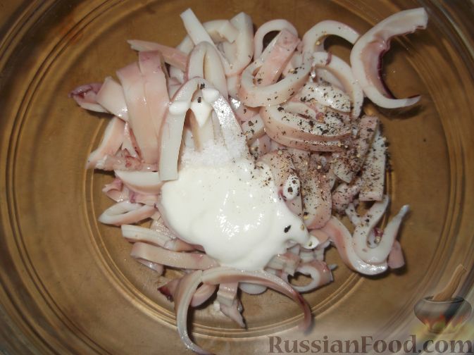 Фото приготовления рецепта: Салат из кальмаров с шампиньонами и авокадо - шаг №4