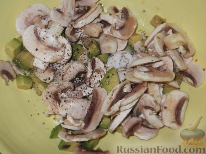 Фото приготовления рецепта: Салат из кальмаров с шампиньонами и авокадо - шаг №7