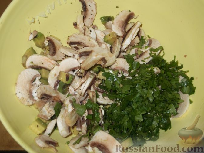 Фото приготовления рецепта: Салат из кальмаров с шампиньонами и авокадо - шаг №9