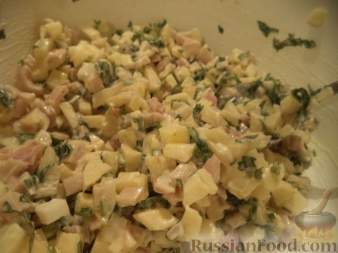 Фото приготовления рецепта: Салат из кальмаров с яблоками - шаг №8