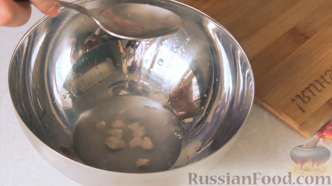 Фото приготовления рецепта: Дрожжевые пирожки-плетёнки на молоке, с мясным фаршем - шаг №2