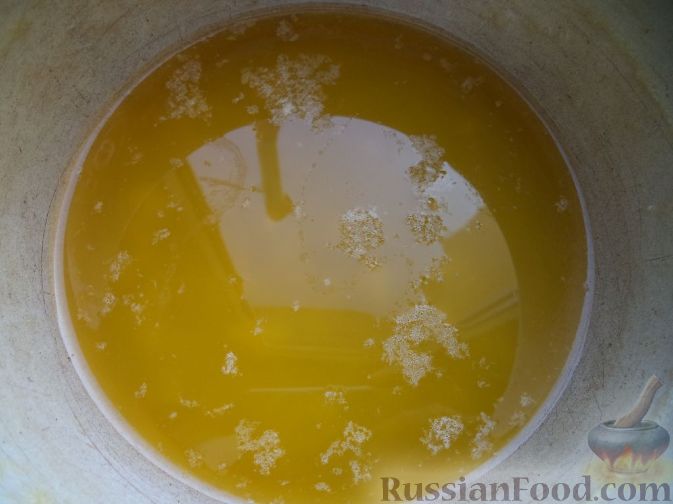 Фото приготовления рецепта: Толстые дрожжевые блины на молоке, манке и пшённой каше - шаг №11