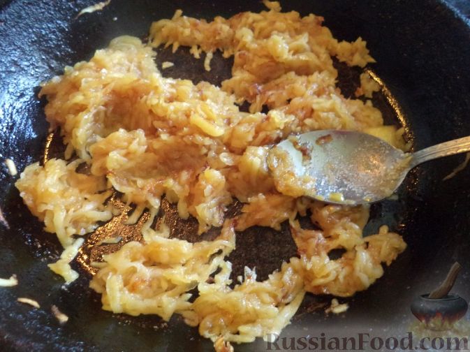 Фото приготовления рецепта: Закусочные шарики с сельдью, картофелем, плавленым сыром и яйцами - шаг №3