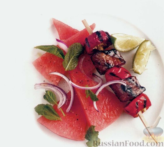 Рецепт Острые шашлычки из говядины с салатом из арбуза, мяты и красного лука