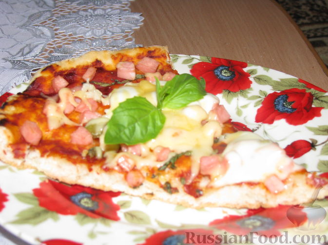 Рецепт Пицца с ветчиной (колбасой), свежим базиликом и двумя сырами
