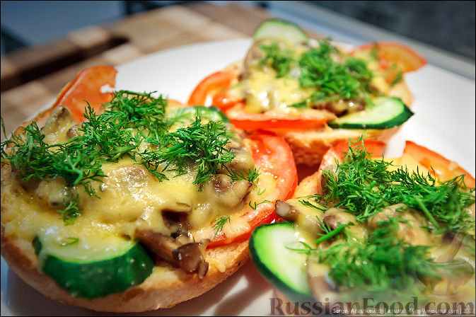 Рецепт Холостяцкий ужин № 9. Горячие бутерброды с грибами под сыром