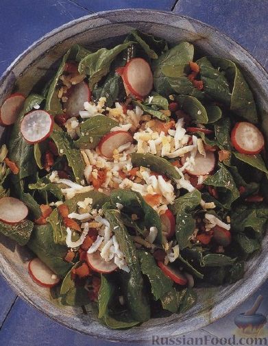 Рецепт Салат из шпинатных листьев с редисом, беконом и яйцами