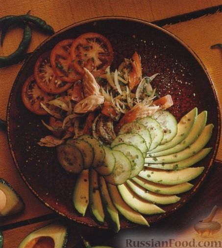 Рецепт Салат с рыбой, авокадо, помидорами и огурцом