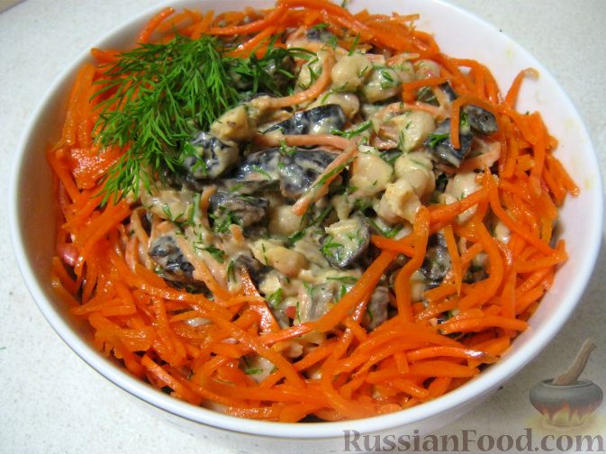 Рецепт Салат "Каприз" с корейской морковью и черносливом
