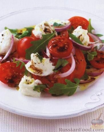 Рецепт Салат из помидоров, красного лука и свежего сыра