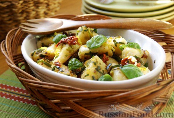 Рецепт Картофельные ньокки (gnocchi di patate) с луком-пореем и вялеными помидорами