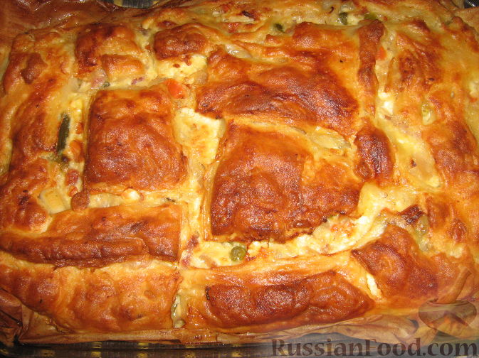 Рецепт Пирог из слоеного теста с беконом, овощами и сыром
