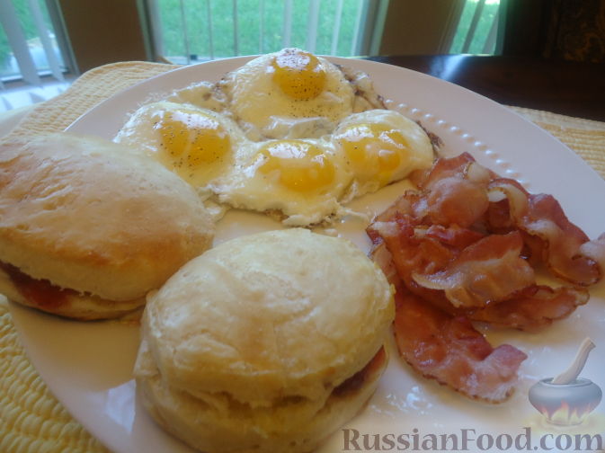 Рецепт Завтрак - яйца с беконом и булочки (eggs, bacon and biscuits)