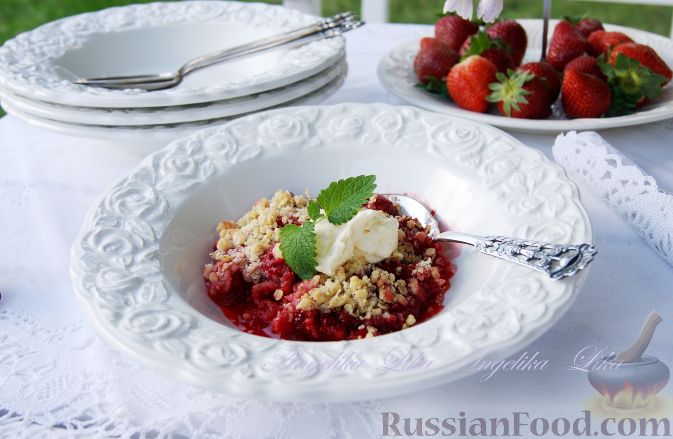Рецепт Крамбл с клубникой и ревенем (Rhubarb and strawberry crumble)