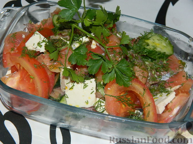 Рецепт Овощной салат с копченым лососем и сыром