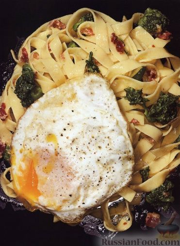 Рецепт Феттуччине с соусом карбонара, жареными яйцами и брокколи