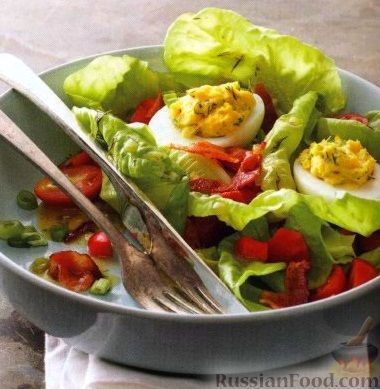 Рецепт Овощной салат с фаршированными яйцами