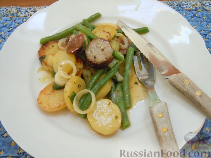 Рецепт Картофельный салат с жареными колбасками