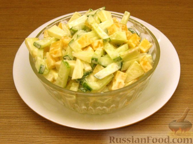 Рецепт Сырный салат с яблоками и огурцами
