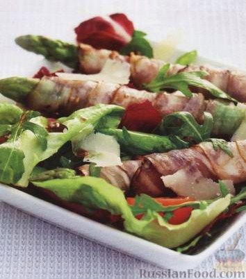 Рецепт Спаржа с беконом, листовым салатом и помидорами