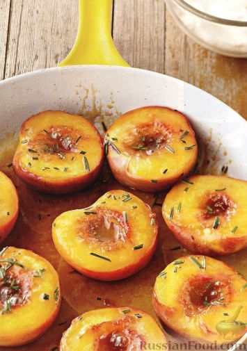 Рецепт Карамелизованные персики с розмарином