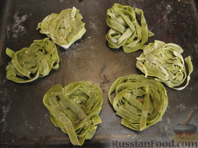 Рецепт "Зеленые гнезда" - лапша со шпинатом
