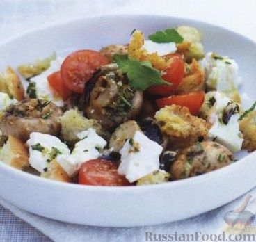 Рецепт Салат из жареных грибов с гренками, помидорами и сыром фета