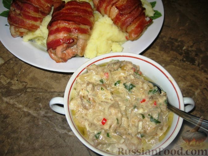 Рецепт Куриные бедрышки в беконе с баклажанным соусом