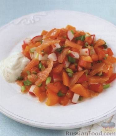 Рецепт Салат из копченой семги с помидорами и редисом