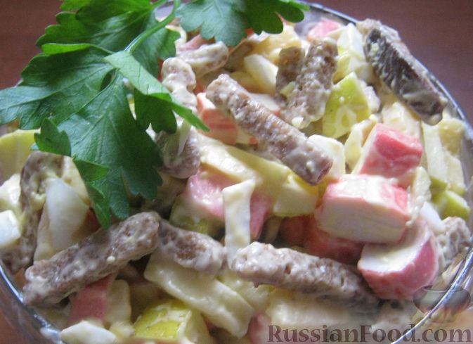 Рецепт Салат из крабовых палочек с яблоками и сухариками