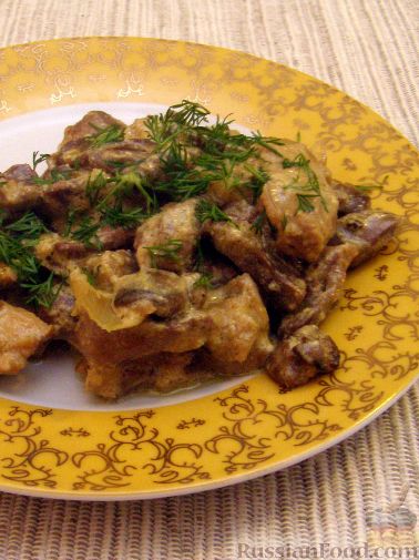 Рецепт Куриные сердечки, тушенные в сметане с грибами