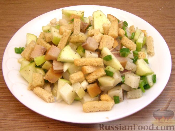 Рецепт Картофельный салат с копченой селедкой и сухариками