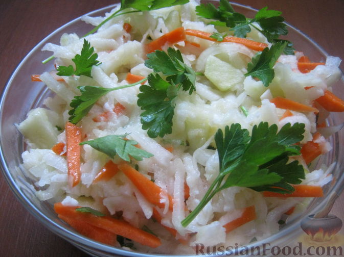 Рецепт Салат из капусты кольраби с морковью и яблоками