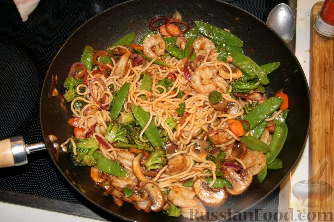 Рецепт Креветки с овощами и лапшой из вока по-азиатски