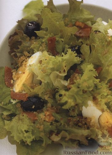 Рецепт Зеленый салат с оливками, яйцами и беконом