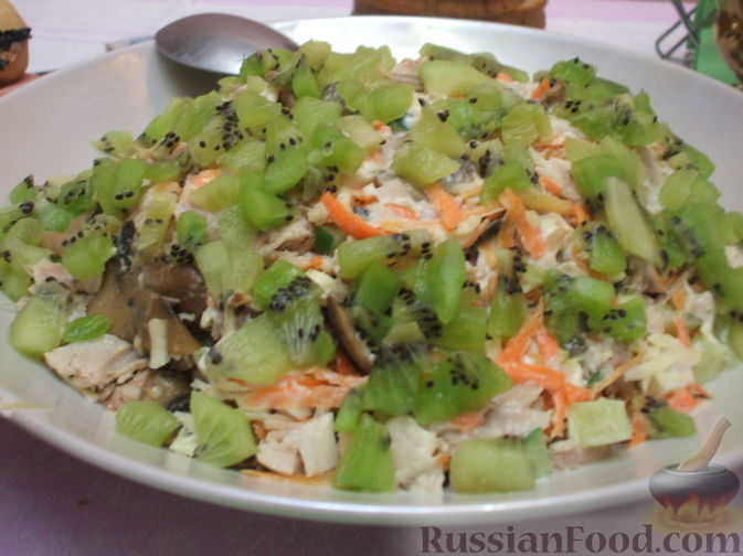 Рецепт Мясной салат с киви