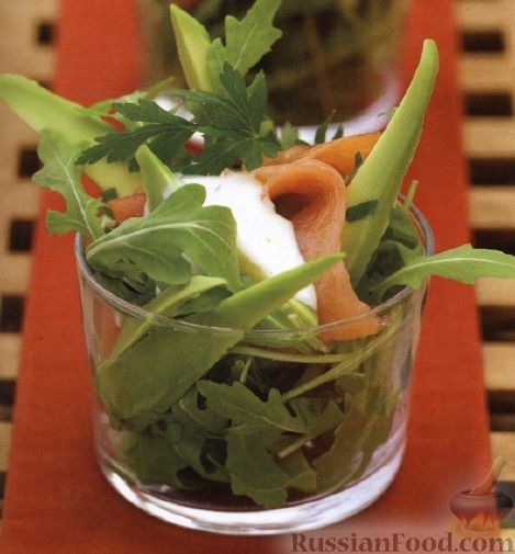 Рецепт Салат из рукколы, авокадо и лосося