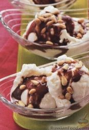 Рецепт Мороженое с шоколадным соусом и кедровыми орешками