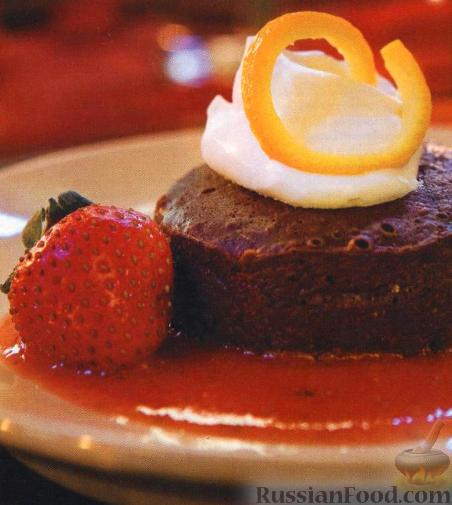 Рецепт Шоколадный десерт с клубнично-апельсиновым соусом