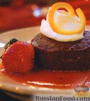 Фото к рецепту: Шоколадный десерт с клубнично-апельсиновым соусом