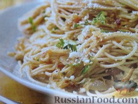 Фото к рецепту: Спагетти с шалотом и пармезаном