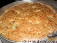 Фото приготовления рецепта: Бисквит с яблоками (шарлотка) - шаг №4