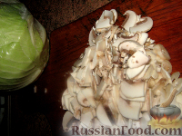 Фото приготовления рецепта: Тушеная капуста с мясом и грибами - шаг №3