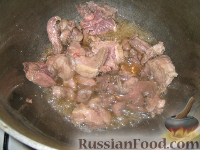 Фото приготовления рецепта: Тушеная капуста с мясом и грибами - шаг №4