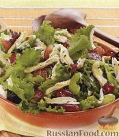 Фото к рецепту: Зеленый салат с куриным филе и виноградом