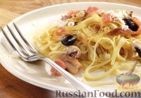 Фото к рецепту: Спагетти с беконом, анчоусами, оливками и грибами