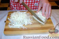 Фото приготовления рецепта: Салат из свежей капусты с растительным маслом и уксусом - шаг №2