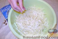Фото приготовления рецепта: Салат из свежей капусты с растительным маслом и уксусом - шаг №3