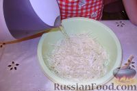 Фото приготовления рецепта: Салат из свежей капусты с растительным маслом и уксусом - шаг №4